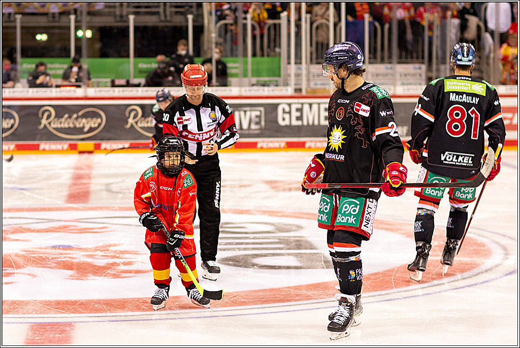 PENNY DEL Viertelfinale 4. Spiel; Duesseldorfer EG - Red Bull Muenchen; Duesseldorf, 16.04.2022